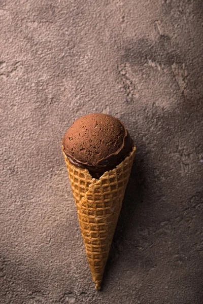 甘い自家製チョコレートアイスクリームでコーン — ストック写真