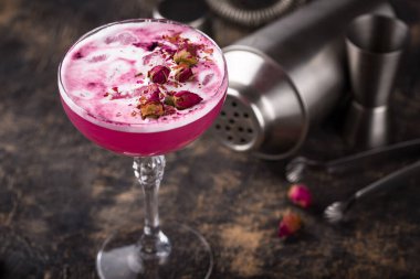 Koyu arkaplanda gül çiçekleri olan yaz pembe kokteyli.