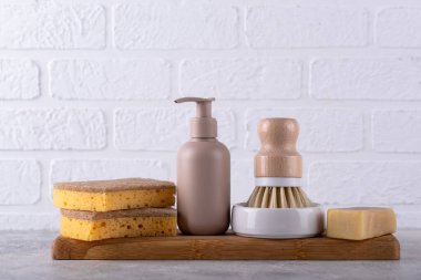 Şişelerle, fırçalarla ve süngerlerle çevre temizliği, sıfır atık sürdürülebilir kavram