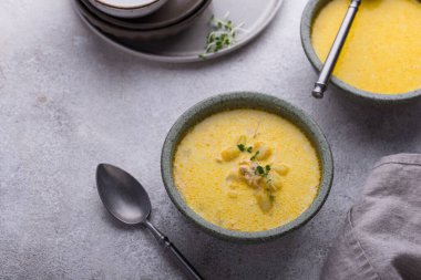 İskandinav iç kısımlarında kıymalı peynirli çizburger ve patates.