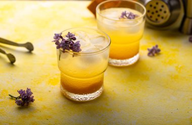 Yaz kokteyli ya da sarı arka planda mango suyu ve buzlu moktail.