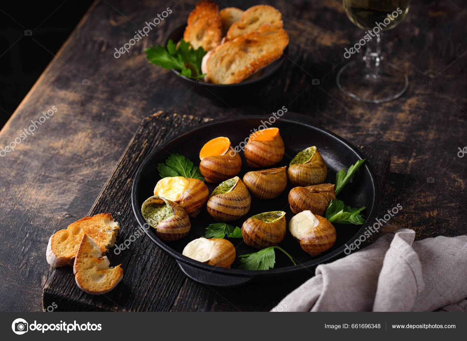 Caracóis Assados Escargot Com Pão Prato Francês Tradicional fotos, imagens  de © yulianny #661696348