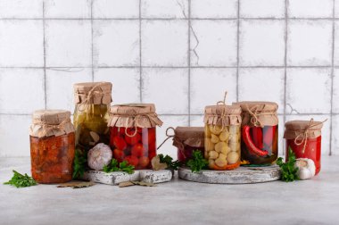 Salamura sebzeleri cam kavanozlarda saklar. Mayalanmış yiyecek.