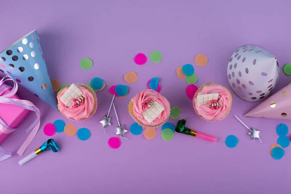 Geburtstagspartry Konzept Mit Cupcake Konfetti Und Girlanden — Stockfoto