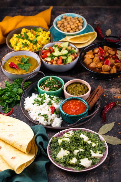Assortiment Nourriture Indienne Biryani Palak Paneer Chapati Dal Thali Épices — Photo