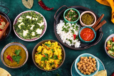 Hint yemeği çeşitleri. Biryani, palak paneer, chapati, dal, thali ve baharatlar