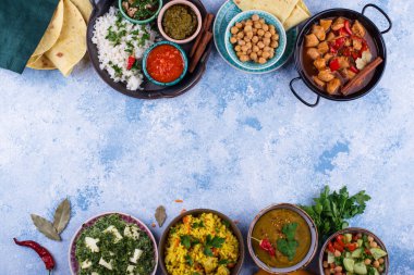 Hint yemeği çeşitleri. Biryani, palak paneer, chapati, dal, thali ve baharatlar