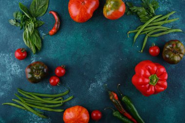 Farklı türde domates, biber ve fesleğen çeşitleri.