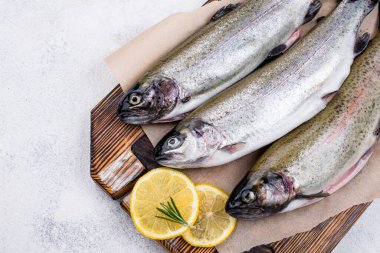 Çiğ, limon ve baharatlı alabalık.