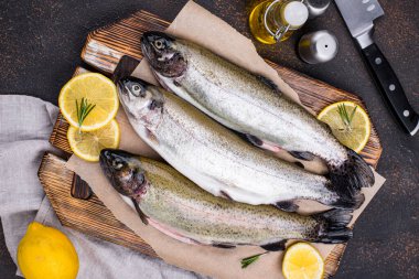 Çiğ, limon ve baharatlı alabalık.