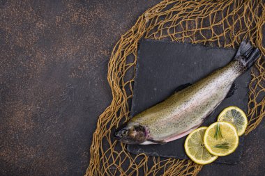 Çiğ, limon ve baharatlı alabalık.