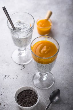 Mango soslu sağlıklı chia tohumu.