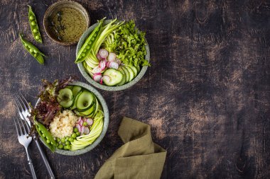 Bezelye, kombine, salata ve kabaklı sağlıklı yeşil Buda kasesi.