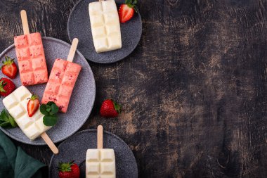 Siyah arka planda naneli çilekli dondurma.