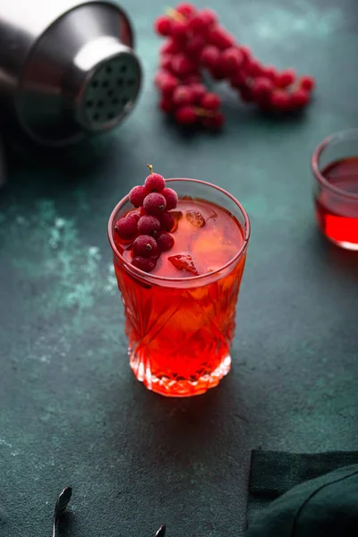 Cocktail Alcoólico Com Groselha Vermelha Gelo — Fotografia de Stock