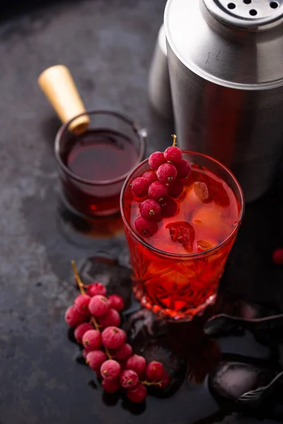 赤スグリと氷のアルコールカクテル — ストック写真