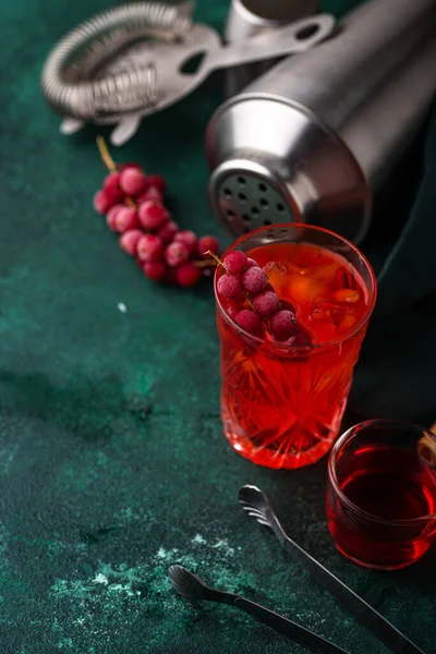 Cocktail Alcoólico Com Groselha Vermelha Gelo — Fotografia de Stock