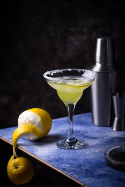 Limonlu margarita veya koyu arkaplanda martini kokteyli.