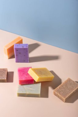 Sabun ve süngerle çevre temizliği, sıfır atık sürdürülebilir kavram