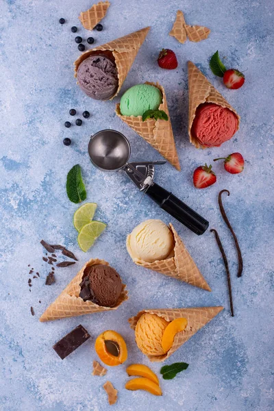 ワッフルコーン中のアイスクリームの異なる味の盛り合わせ — ストック写真