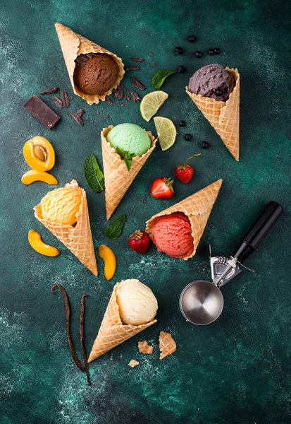 ワッフルコーン中のアイスクリームの異なる味の盛り合わせ — ストック写真