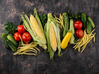 Çeşitli sebze çeşitleri. Yaz hasadı. Sağlıklı vejetaryen yemekleri