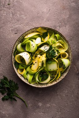 Çiğ kabak dilimli vejetaryen makarna ya da salata. Sağlıklı yemek.