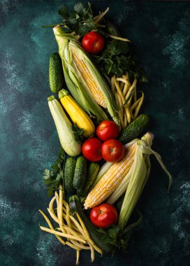 Çeşitli sebze çeşitleri. Yaz hasadı. Yeşil arka planda sağlıklı vejetaryen yemekleri