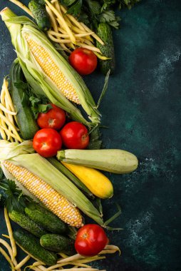 Çeşitli sebze çeşitleri. Yaz hasadı. Yeşil arka planda sağlıklı vejetaryen yemekleri
