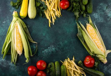 Çeşitli sebze çeşitleri. Yaz hasadı. Yeşil arka planda sağlıklı vejetaryen yemekleri