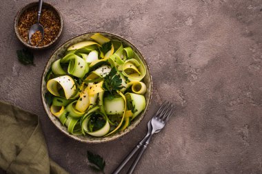 Çiğ kabak dilimli vejetaryen makarna ya da salata. Sağlıklı yemek.
