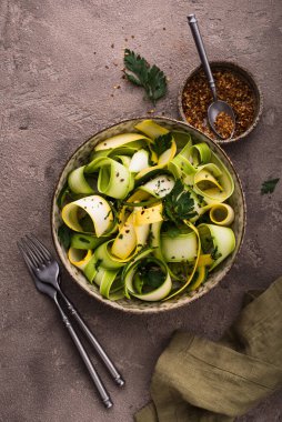 Çiğ kabak dilimli vejetaryen makarna ya da salata. Sağlıklı yemek.