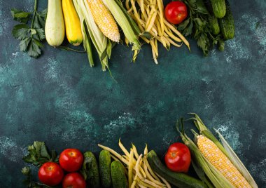 Çeşitli sebze çeşitleri. Yaz hasadı. Yeşil arka planda sağlıklı vejetaryen yemekleri