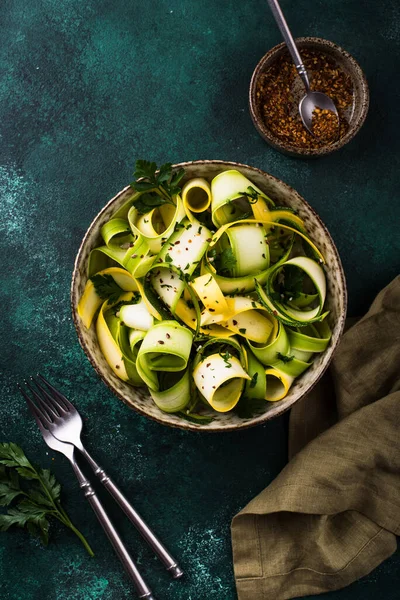 Çiğ Kabak Dilimli Vejetaryen Makarna Salata Sağlıklı Yemek — Stok fotoğraf