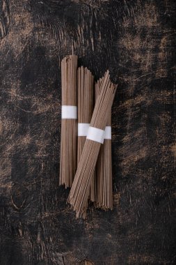 Çiğ soba eriştesi, pişirme malzemesi tofu ve mantar.