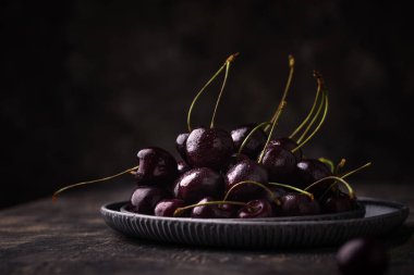 Taze kiraz, sade, karanlık ruh hali tarzında.