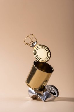 Metal atığı geri dönüşümü. Azalt, tekrar kullan, geri dönüştür.