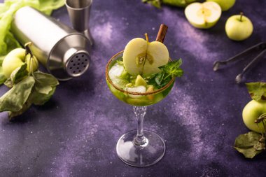 Elmalı alkollü kokteyl ya da tarçınlı kokteyl.