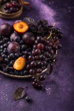 Mor meyveli erik, üzüm, yabanmersini ve fesleğen çeşitleri.