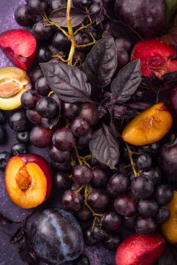 Mor meyveli erik, üzüm, yabanmersini ve fesleğen çeşitleri.