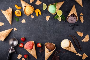 Waffle külahında farklı dondurma çeşitleri.