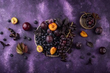 Mor meyveli erik, üzüm, yabanmersini ve fesleğen çeşitleri.