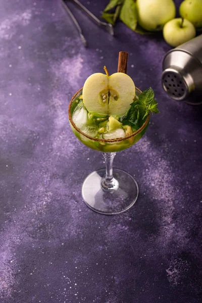 Cocktail Alcolico Mele Mocktail Con Cannella Sfondo Viola — Foto Stock