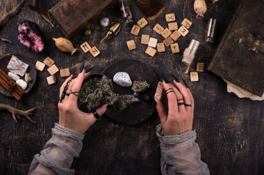 Mühürlü esrarengiz büyülü bir geçmiş. Mistik atmosfer ve cadı elleri