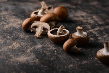 Siyah arka planda pişmemiş şampiyon mantarları.