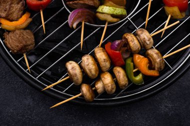 Etli, mantarlı, sosisli ve sebzeli farklı kebaplar.