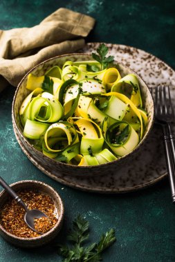 Çiğ kabak dilimli vejetaryen makarna ya da salata. Sağlıklı yemek.