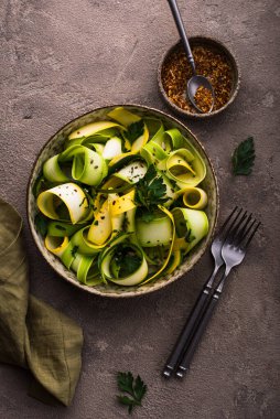 Çiğ kabak dilimli vejetaryen makarna ya da salata. Sağlıklı yemek.