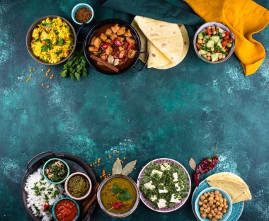 Hint yemeği çeşitleri. Biryani, palak paneer, chapati, dal thali ve baharatlar