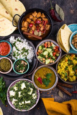 Hint yemeği çeşitleri. Biryani, palak paneer, chapati, dal thali ve baharatlar